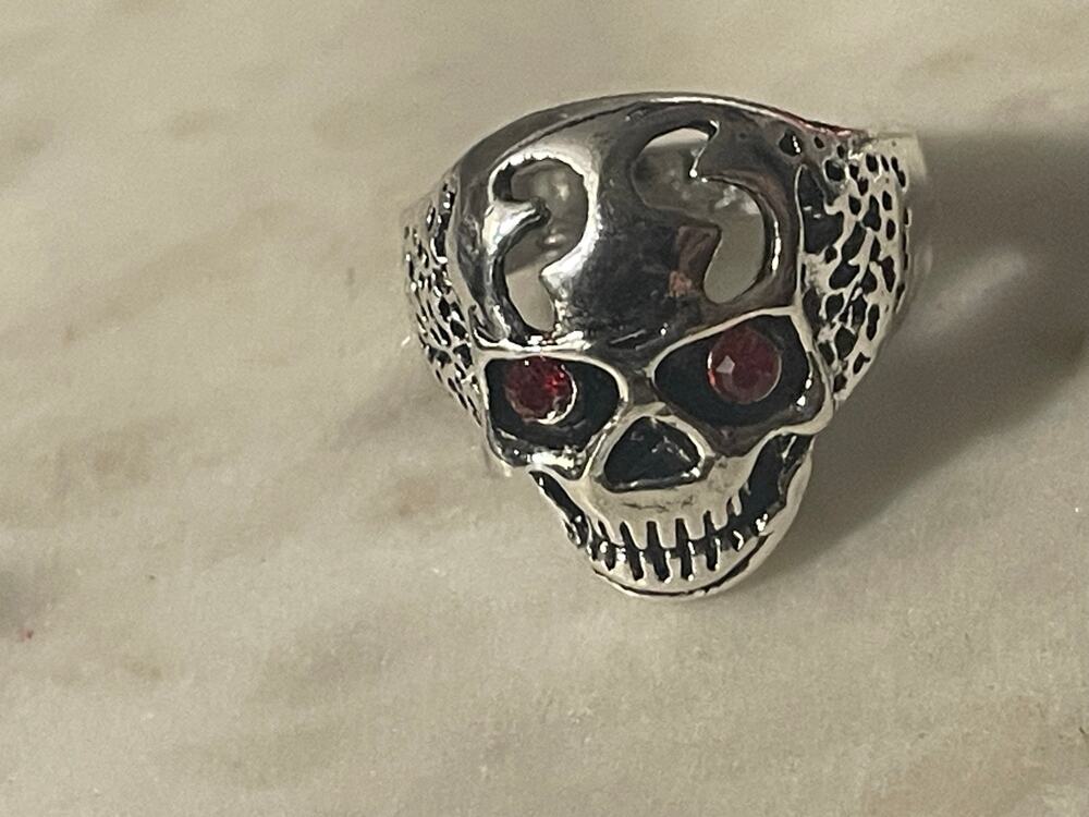 Skull Men’s wedding band style ring stainless steel size 8